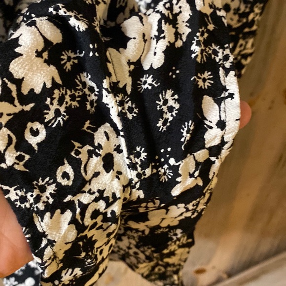 Short Sleeve Floral Romper with Pockets and Open Back - Picture 5 of 6